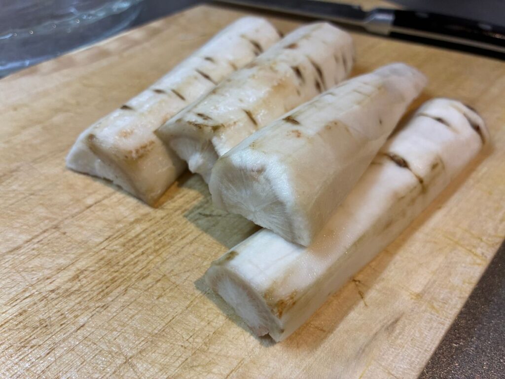縦半分にカットしたごぼう