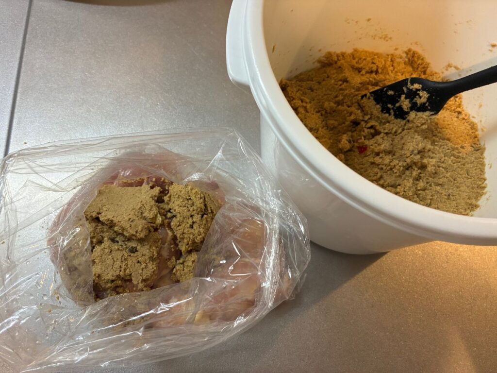 保存袋に入れた鶏もも肉と、取り分けたぬか床