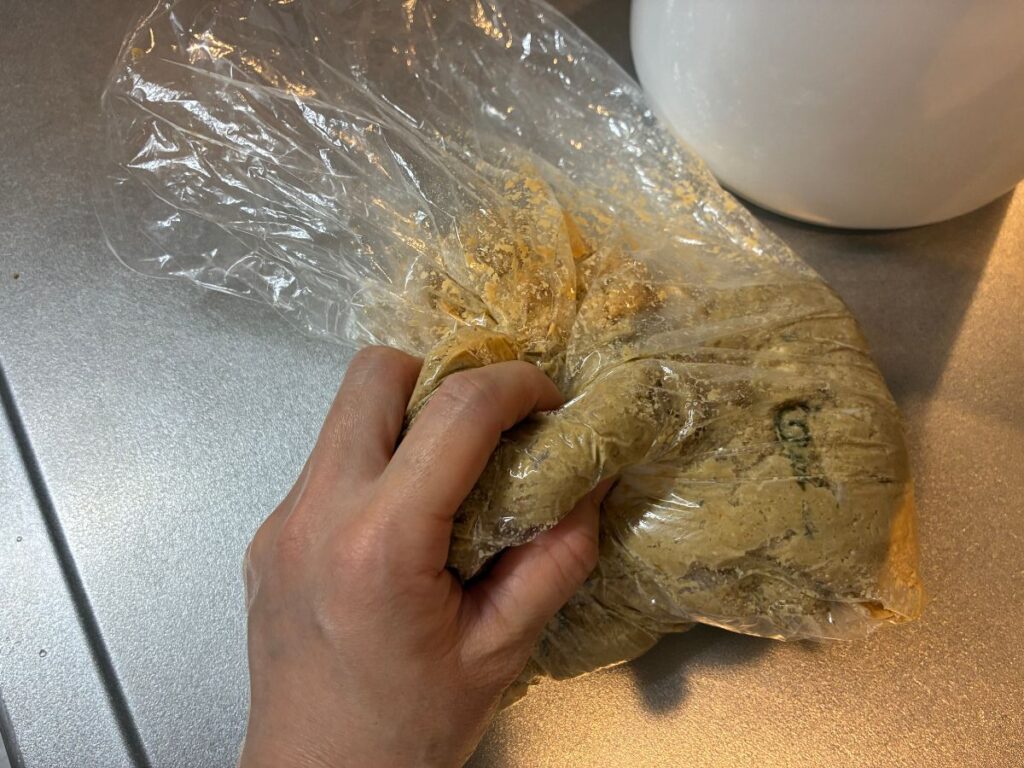 保存袋の中で鶏もも肉の全体にぬかをつけている様子