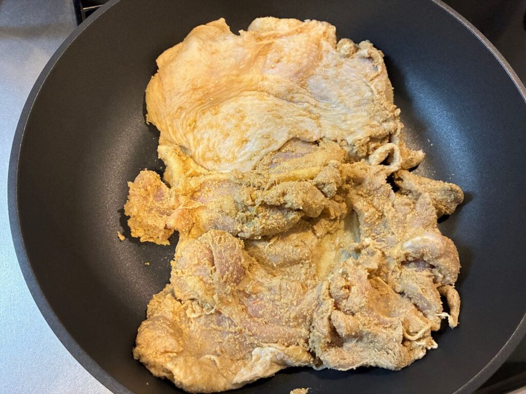 ぬかを落とした鶏もも肉をフライパンで焼き始めた様子