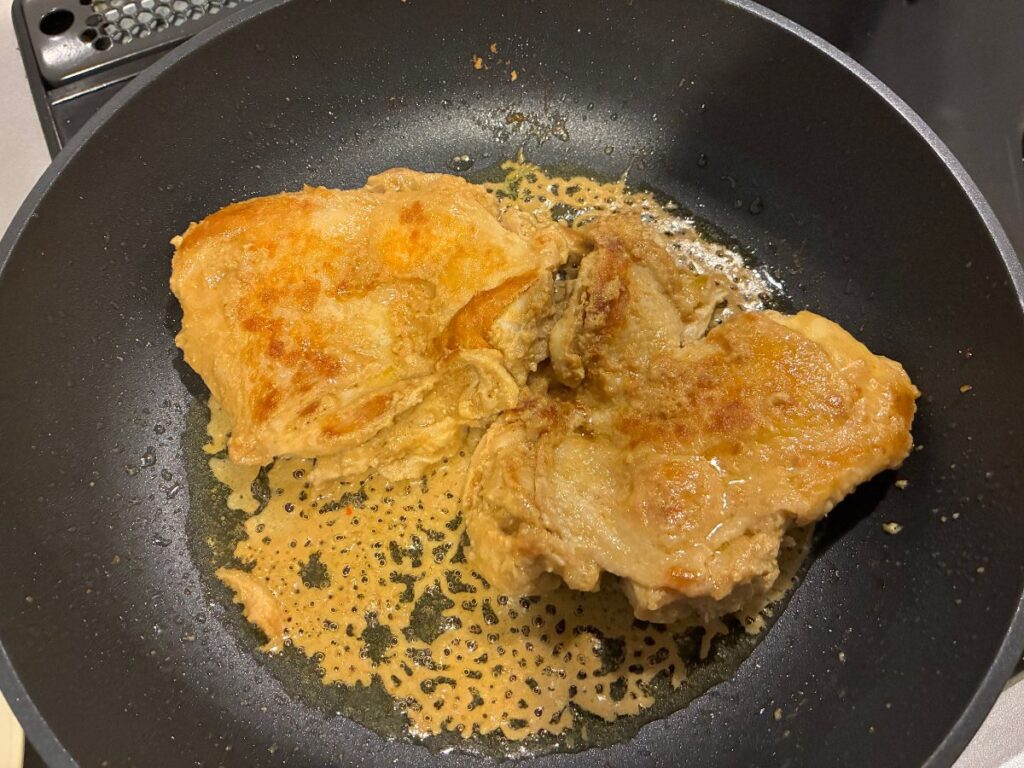 両面を香ばしく焼いた鶏もも肉のぬか漬けソテー
