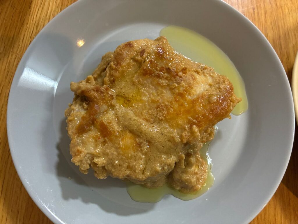 皿に盛り付けた鶏もも肉のぬか漬けソテー