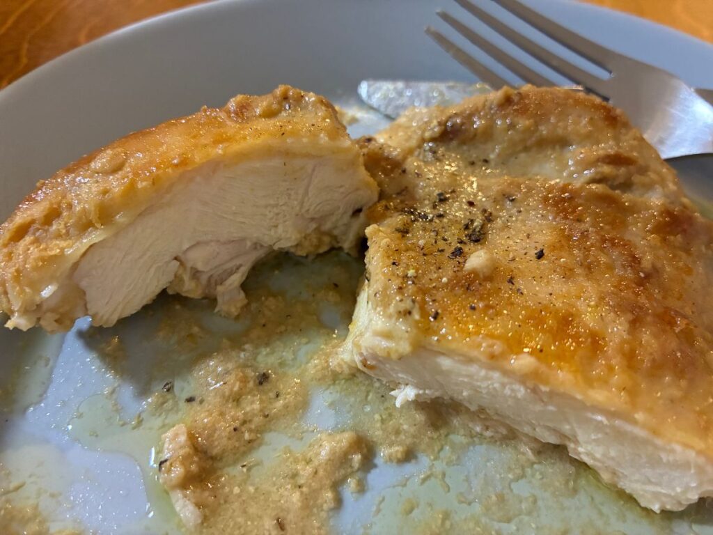 切り分けた鶏もも肉のぬか漬けソテーの断面
