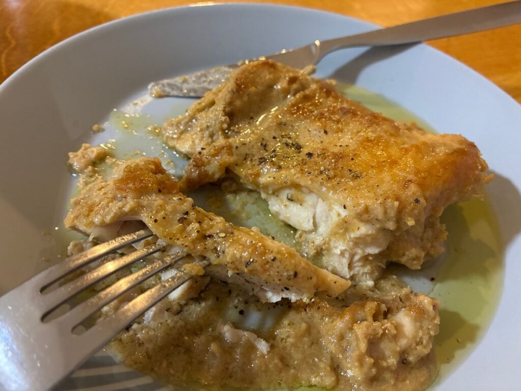 フォークで切れるほど柔らかく仕上がった鶏もも肉のぬか漬けソテー