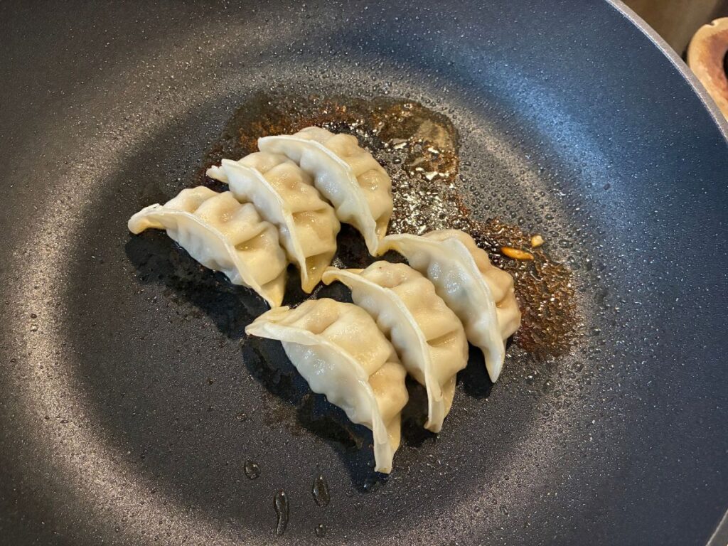 業務スーパー「肉汁あふれる生餃子」の焼き上がり直前の様子