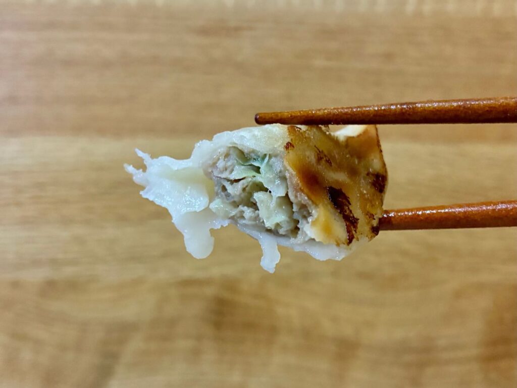 業務スーパー「肉汁あふれる生餃子」の餡が見える断面