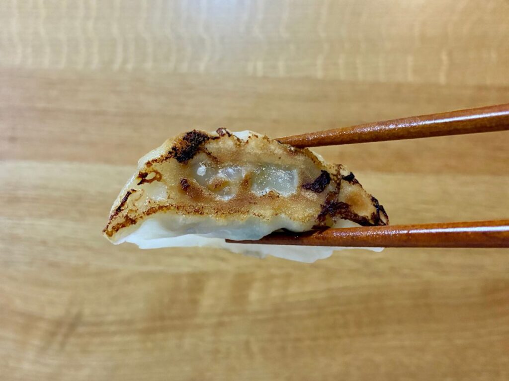 業務スーパー「肉汁あふれる生餃子」の焼き面をアップで見た様子