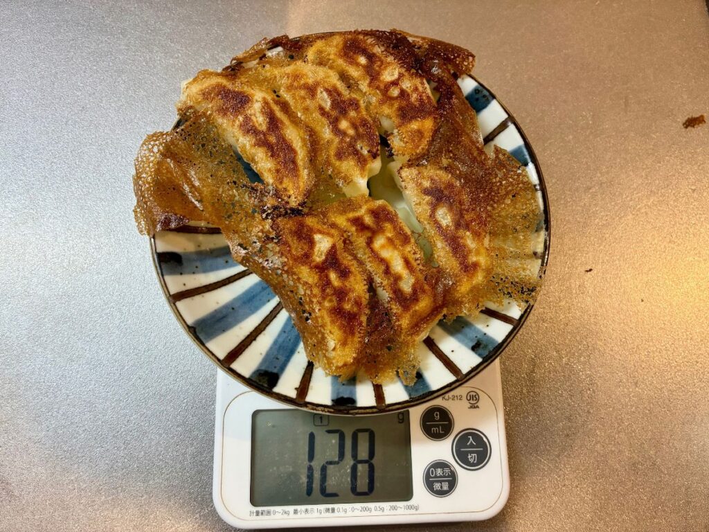 トップバリュ「ギョーザ」焼き上がり6個と羽根を含む重量は128g