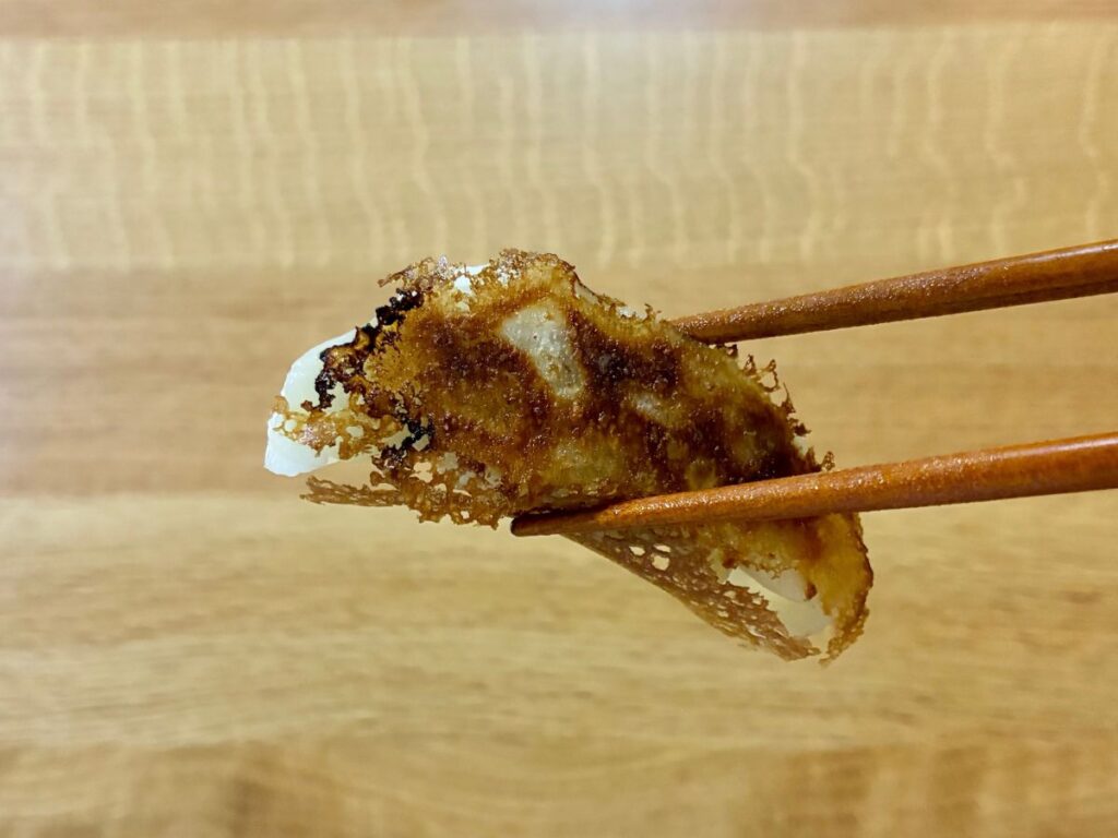 トップバリュ「ギョーザ」の薄くパリパリに焼けた羽根