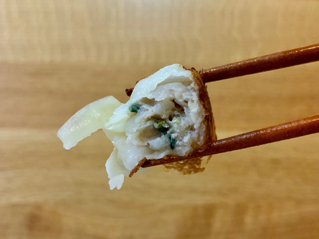 トップバリュ「ギョーザ」の餡が見える断面