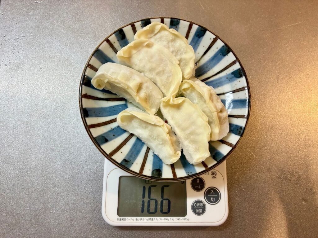 トップバリュ「ギョーザ」冷凍6個の重量は166g