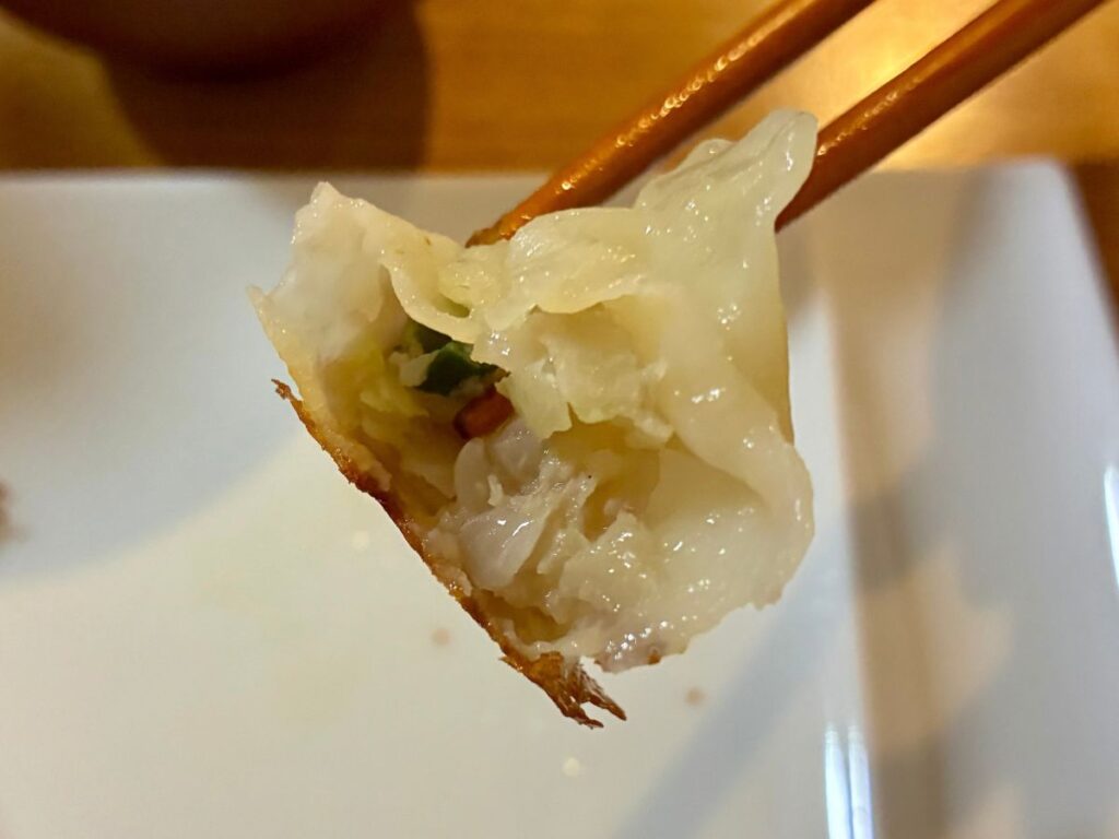 リニューアル前のトップバリュ「ギョーザ」の餡が見える断面